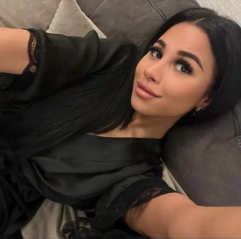 corinna.cruz onlyfans header image
